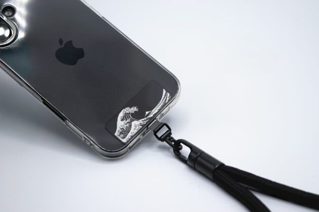 透明なスマホケースに入れると、美しい浮世絵デザインのケースになります。お気に入りのストラップを装着することができます。